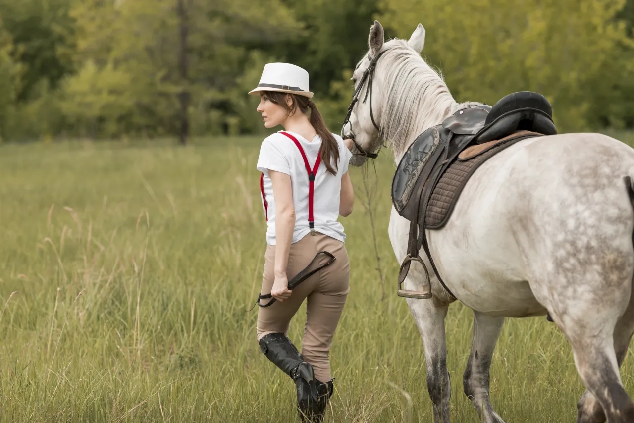 Podstawowy sprzęt jeździecki dla początkujących – co kupić na start przygody z jeździectwem?