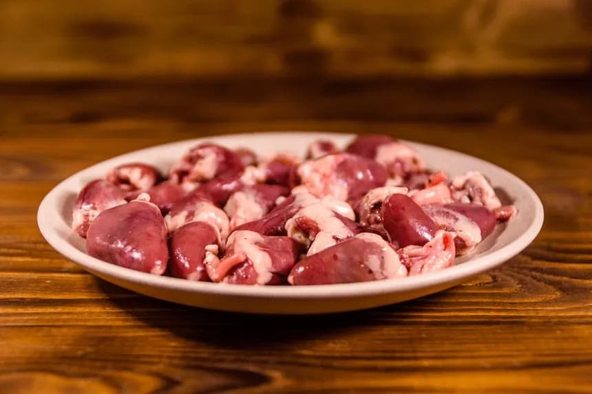 Serca drobiowe dla kota surowe czy gotowane: Jak bezpiecznie karmić