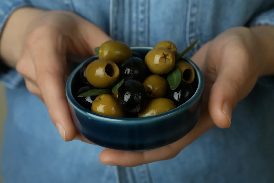 Czy pies może jeść oliwki? Poznaj fakty i zagrożenia dla pupila