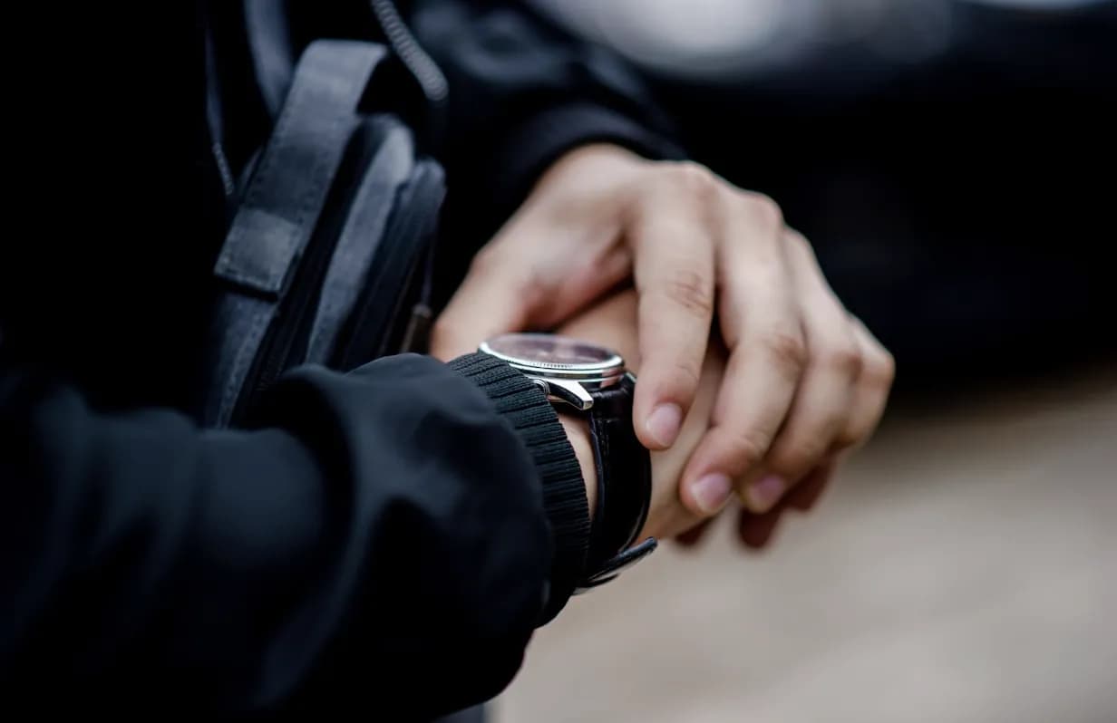 Zegary, które biegną wstecz: Hipoteza społeczeństw odwróconego czasu
